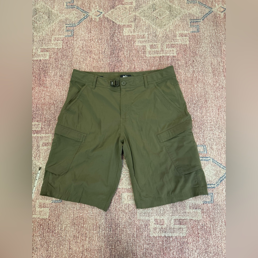 Men’s REI cargo army green hiking shorts 34 waist  10 inch inseam